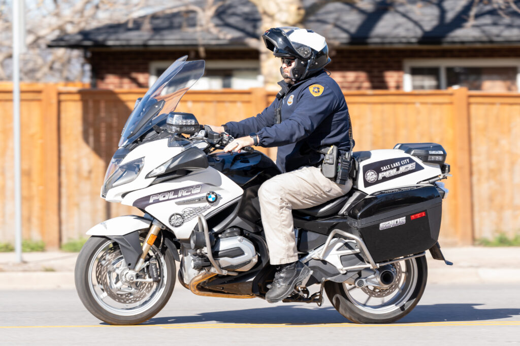 Foto: Un oficial de motocicleta de Salt Lake City circulando por Foothill Drive (foto de SLCPD; 11 de abril de 2024).